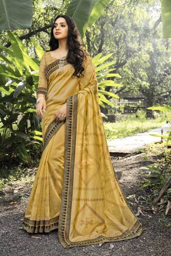 Adorn The Pretty Angelic Look Wearing This Heavy Designer Saree In Digital PrintPaired With ContrastingDigital Print Blouse. This Saree Is Fabricated On Chanderi Silk Paired With Chanderi Silk Fabricated Blouse And Work Border. Its Pretty Color Pallete Will Give An Attractive Look To Your Personality. 