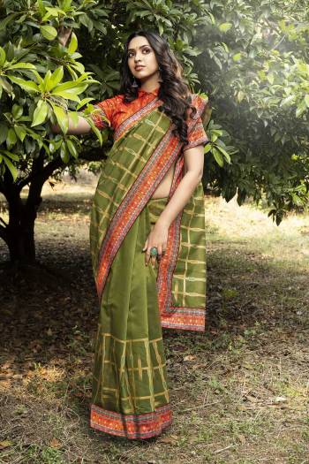 Adorn The Pretty Angelic Look Wearing This Heavy Designer Saree In Digital PrintPaired With ContrastingDigital Print Blouse. This Saree Is Fabricated On Chanderi Silk Paired With Chanderi Silk Fabricated Blouse And Work Border. Its Pretty Color Pallete Will Give An Attractive Look To Your Personality. 