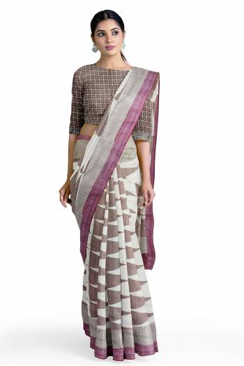 Adorn The Pretty Angelic Look Wearing This Printed Designer Saree With Contrast Colored Blouse. This Saree Is Fabricated On Art Silk Paired With Art Silk Fabricated Blouse. Its Pretty Color Pallete Will Give An Attractive Look To Your Personality. 