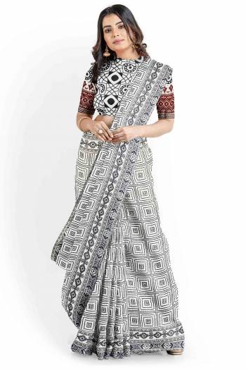 Adorn The Pretty Angelic Look Wearing This Printed Designer Saree With Contrast Colored Blouse. This Saree Is Fabricated On Art Silk Paired With Art Silk Fabricated Blouse. Its Pretty Color Pallete Will Give An Attractive Look To Your Personality. 