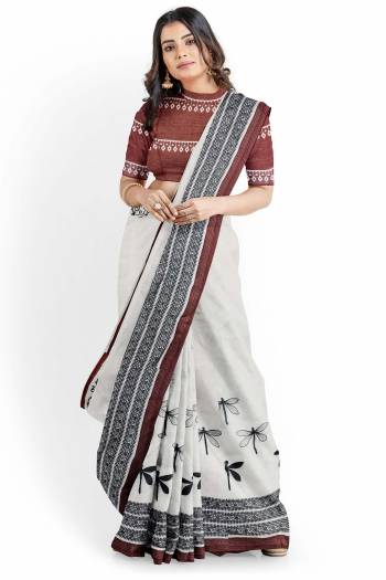 Adorn The Pretty Angelic Look Wearing This Printed Designer Saree With Contrast Colored Blouse. This Saree Is Fabricated On Art Silk Paired With Art Silk Fabricated Blouse. Its Pretty Color Pallete Will Give An Attractive Look To Your Personality. 