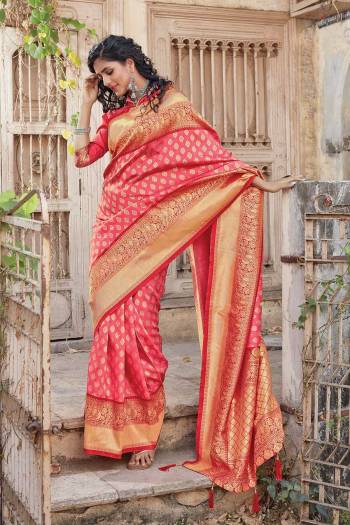 Adorn The Pretty Angelic Look Wearing This Heavy Wevon Designer Saree In Fine Color Paired With Contrasting  Colored Blouse. This Saree Is Fabricated On Silk Paired With Silk Fabricated Blouse. Its Pretty Color Pallete Will Give An Attractive Look To Your Personality. 