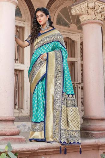 Adorn The Pretty Angelic Look Wearing This Heavy Wevon Designer Saree In Fine Color Paired With Contrasting  Colored Blouse. This Saree Is Fabricated On Silk Paired With Silk Fabricated Blouse. Its Pretty Color Pallete Will Give An Attractive Look To Your Personality. 