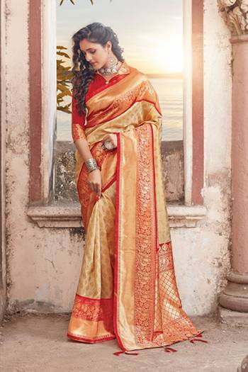 Adorn The Pretty Angelic Look Wearing This Heavy Wevon Designer Saree In Fine Color Paired With Contrasting  Colored Blouse. This Saree Is Fabricated On Silk Paired With Silk Fabricated Blouse. Its Pretty Color Pallete Will Give An Attractive Look To Your Personality. 