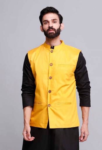 Here Is A Rich And Decent Looking Readymade Pair Of Men's Kurta Pyjama With Jacket. This Kurta And Pyjama Are Fabricated On Cotton Paired With Cotton Fabricated Jacket. Buy This Pair For The Upcoming Wedding And Festive Season. 

