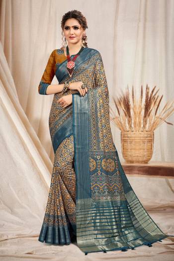 You Will Definitely Earn Lots Of Compliments Wearing This Designer Saree In English Color. This Saree Is South Cotton With Wevon Jari Pallu Based Beautified With Floral Prints. Buy This Saree Now.