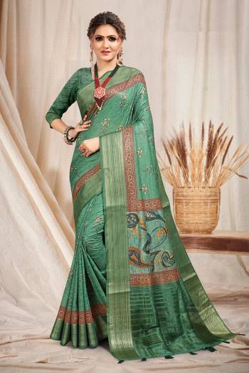 You Will Definitely Earn Lots Of Compliments Wearing This Designer Saree In English Color. This Saree Is South Cotton With Wevon Jari Pallu Based Beautified With Floral Prints. Buy This Saree Now.