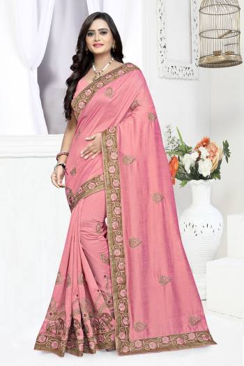 This Festive And Wedding Season In This Very Pretty Colored Designer Saree Paired With Blouse. This Saree Are Two Tone Vichitra Silk and Blouse Are Vichitra Silk Based Beautified With Detailed Heavy Jari Embroidery Work. 