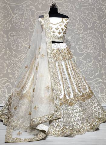 Garb This Heavy Designer Lehenga Choli In All Over Color. This Heavy Embroidered Lehenga Choli Is Net Based Paired With Soft Net Fabricated Dupatta, It Is Beautified With Lovely Detailed Embroidery And Diamond Giving An Attractive Look.