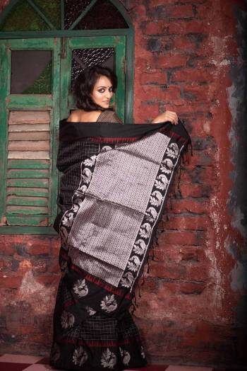 Grab This Pretty Elegant Looking Designer Party Wear Saree In Dark Color Paired With Contrasting Colored Blouse. This Saree Are Raw Silk And Blouse Are Brocade Based With Heavy Weving Designer Work Beautified Saree. Buy Now.