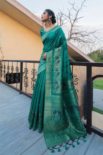  Garb This Pretty Elegant Looking Designer Party Wear Saree In Dusty Color Paired With Blouse. This Saree And Blouse Are Tussar Silk Based With Heavy Designer Wevon Work Beautified Saree. Buy Now.