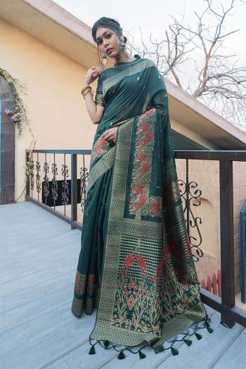  Garb This Pretty Elegant Looking Designer Party Wear Saree In Dusty Color Paired With Blouse. This Saree And Blouse Are Tussar Silk Based With Heavy Designer Wevon Work Beautified Saree. Buy Now.