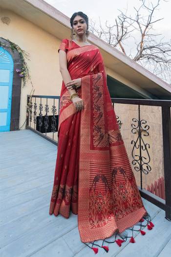  Garb This Pretty Elegant Looking Designer Party Wear Saree In Dusty Color Paired With Blouse. This Saree And Blouse Are Tussar Silk Based With Heavy Designer Wevon Work Beautified Saree. Buy Now.