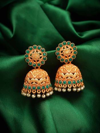 Give An Enhanced Look To Your Personality By Pairing Up This Beautiful Earring Set With Your Ethnic Attire. This Pretty Set Is In Rose Gold Color Beautified With Stone And Pearl Zumkha Work. Buy Now.