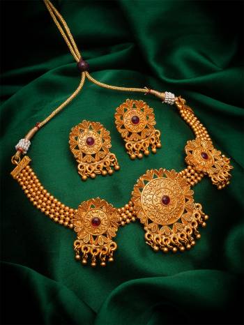 Give An Enhanced Look To Your Personality By Pairing Up This Beautiful Nacklace Set With Your Ethnic Attire. This Pretty Set Is In Rose Gold Color Beautified With Temple Work. Buy Now.