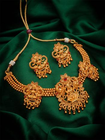 Give An Enhanced Look To Your Personality By Pairing Up This Beautiful Nacklace Set With Your Ethnic Attire. This Pretty Set Is In Rose Gold Color Beautified With Temple Work. Buy Now.