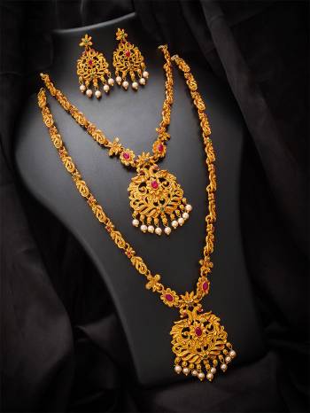 Give An Enhanced Look To Your Personality By Pairing Up This Beautiful Nacklace Set With Your Ethnic Attire. This Pretty Set Is In Gold Color Beautified With Temple Work. Buy Now.