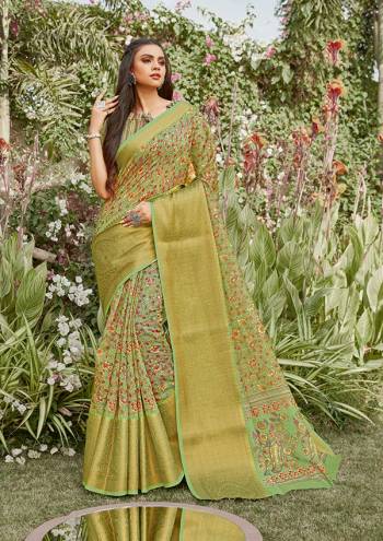 Celebrate This Festive Season In This Very Pretty Fancy Colored Designer Saree Paired With Blouse. This Saree and Blouse Are Linen Based Beautified With Detailed Wevon Pallu Border And Digital Printed Saree. 