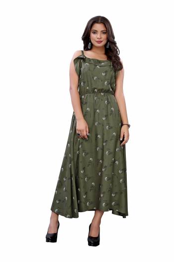 Look This Readymade Long Kurti In Fine Color Fabricated On Slub Cotton Beautified With Printed. It Is Light In Weight And Easy To Carry All Day Long. 