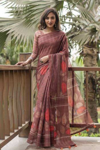 Garb This Partywear Saree Are Fine Saree Paired With Blouse.  This Designer Wevon Jari With Digital Printed Saree And Blouse Are Linen Cotton Fabric. Which Gives A Rich Look To Your Personality. Buy This Pretty Saree Now.