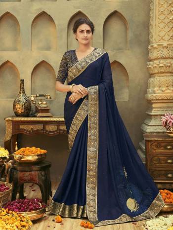 Grab This Pretty Elegant Looking Designer Saree In Fine Color Paired With Blouse. This Saree Are Chiffon And Blouse Are Art Silk Based Beautified With Pallu Embroidery,Diamond Work. Buy Now.