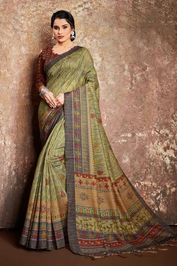 This Party Wear Saree Are Fine Saree Paired With Blouse.This Heavy Wevon Designer With Digital Printed Saree And Blouse Are Green Silk Fabric. Buy This Pretty Saree Now.