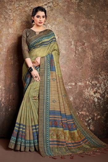 This Party Wear Saree Are Fine Saree Paired With Blouse.This Heavy Wevon Designer With Digital Printed Saree And Blouse Are Green Silk Fabric. Buy This Pretty Saree Now.