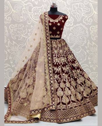 Garb This Bridal Partywear Heavy Designer Lehenga Choli And Dupatta In Fine Color Fabricated On Velvet Beautified With Heavy Attractive Dori Jari Embroidery And Diamond Work. 