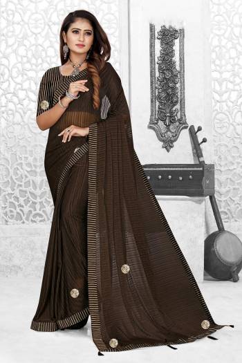 Grab This Pretty Elegant Looking Designer Saree In Fine Color Paired With Blouse. This Saree And Blouse Are Spandex Poly Blend Based Beautified With Wevon Designer. Buy Now.