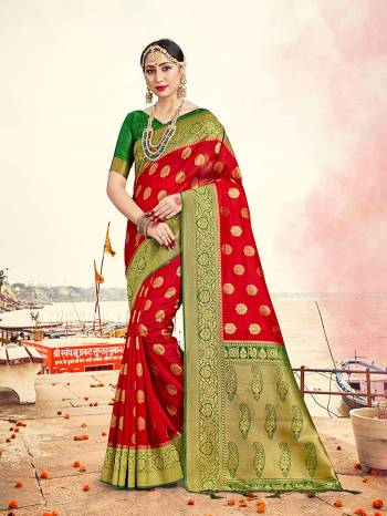 Look Attractive Wearing This Fine Colored Saree Paired With Contreased Blouse.This Heavy Designer Wevon Saree Is Banarasi Silk Based Which Gives A Rich Look To Your Personality. Buy This Pretty Saree Now.