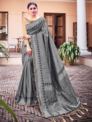 Garb This Fine Colored Saree Paired With Contreased Blouse.This Heavy Designer Wevon Saree Is Banarasi Silk Based Which Gives A Rich Look To Your Personality. Buy This Pretty Saree Now.