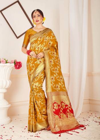 Garb This Fine Colored Saree Paired With Contreased Blouse.This Heavy Designer Wevon Saree Is Banarasi Silk Based Which Gives A Rich Look To Your Personality. Buy This Pretty Saree Now.