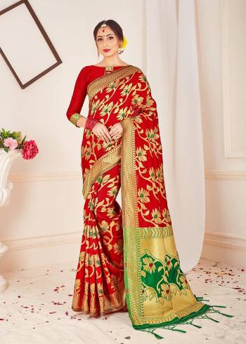 Garb This Fine Colored Saree Paired With Contreased Blouse.This Heavy Designer Wevon Saree Is Banarasi Silk Based Which Gives A Rich Look To Your Personality. Buy This Pretty Saree Now.