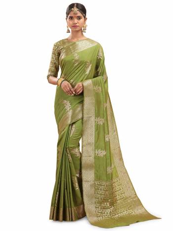 Garb This Saree Are Fine Saree Paired With Blouse.This Saree And Blouse Are Silk Fabric With Weaving Designer Work Based. Buy This Pretty Saree Now.