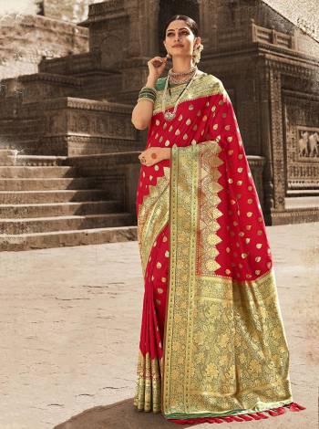 Looking This Traditional Saree Are Fine Saree Paired With Contrasted Blouse.This Saree And Blouse Are Banarasi Silk Fabric With Heavy Weaving Designer Work. Buy This Pretty Saree Now.