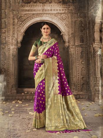 Looking This Traditional Saree Are Fine Saree Paired With Contrasted Blouse.This Saree And Blouse Are Banarasi Silk Fabric With Heavy Weaving Designer Work. Buy This Pretty Saree Now.