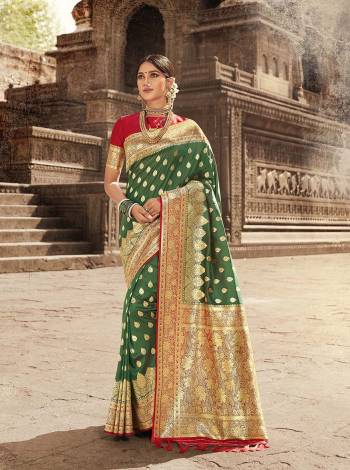 Looking This Traditional Saree Are Fine Saree Paired With Contrasted Blouse.This Saree And Blouse Are Banarasi Silk Fabric With Heavy Weaving Designer Work. Buy This Pretty Saree Now.