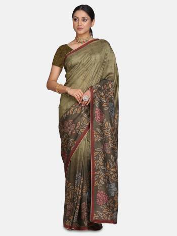 Looking This Traditional Saree Are Fine Saree Paired With Contrasted Blouse.This Saree And Blouse Are Tussar Silk Fabric With Heavy Designer Digital Printed With Diamond Work. Buy This Pretty Saree Now.