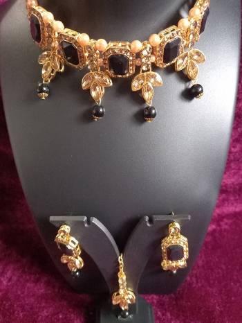 Give An Enhanced Look To Your Personality By Pairing Up This Beautiful Necklace Set With Your Ethnic Attire. This Pretty Set Is In Golden Color Beautified With Diamond And Crystal Work. Buy Now.