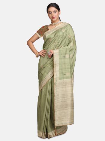 Attrective Look This Partywear Saree Are Fine Saree Paired With Contrasted Blouse.This Saree And Blouse Are Silk Blend Fabric With Designer Digital Printed With Wevon Saree. Buy This Pretty Saree Now.