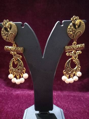 Give An Enhanced Look To Your Personality By Pairing Up This Beautiful Earring With Your Ethnic Attire. This Pretty Set Is In Golden Color Beautified With Oxodised Plating Work. Buy Now.