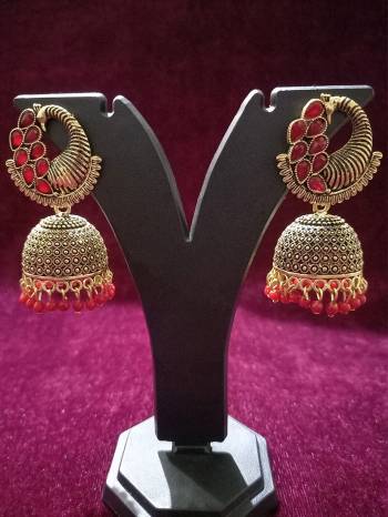 Give An Enhanced Look To Your Personality By Pairing Up This Beautiful Earring With Your Ethnic Attire. This Pretty Set Is In Golden Color Beautified With Oxodised Plating Work. Buy Now.