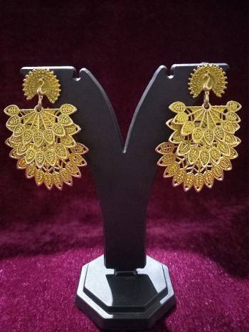 An Enhanced Look To Your Personality By Pairing Up This Beautiful Earring With Your Ethnic Attire. This Pretty Set Is In Fancy Color Beautified With Oxodised Plating Work. Buy Now.