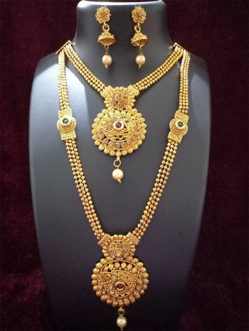 Give An Enhanced Look To Your Personality By Pairing Up This Beautiful Necklace Set With Your Ethnic Attire. This Pretty Set Is In Golden Color Beautified With Diamond And Kundan Work. Buy Now.