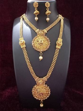 Give An Enhanced Look To Your Personality By Pairing Up This Beautiful Necklace Set With Your Ethnic Attire. This Pretty Set Is In Golden Color Beautified With Diamond And Kundan Work. Buy Now.