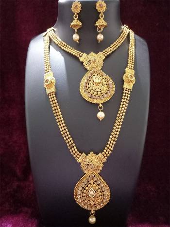 Give An Enhanced Look To Your Personality By Pairing Up This Beautiful Necklace Set With Your Ethnic Attire. This Pretty Set Is In Golden Color Beautified With Diamond And Kundan Work. Buy Now.