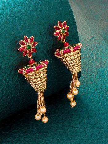 Give An Enhanced Look To Your Personality By Pairing Up This Beautiful Earring With Your Ethnic Attire. This Pretty Set Is In Gold Color Beautified With Kundan Work. Buy Now.