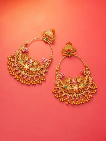 Attrective Give An Enhanced Look To Your Personality By Pairing Up This Beautiful Earring Set With Your Ethnic Attire. This Pretty Set Is In Gold Color Beautified With Kundan Work. Buy Now.