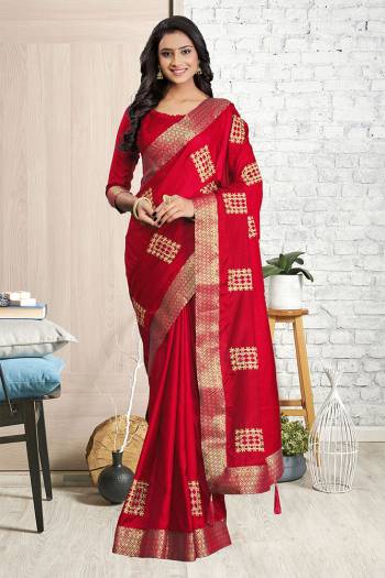 Garb This Traditionl Partywear Saree Are Fine Saree Paired With Blouse.This Saree And Blouse Are Silk Cotton Based Fabric With Heavy Designer Embroidery Work. Buy This Pretty Saree Now.