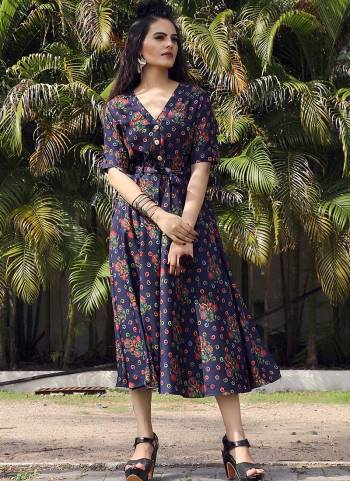 Garb This Readymade Long Kurti In Fine Color Fabricated On Georgette Beautified With Designer Digital Printed. It Is Light In Weight And Easy To Carry All Day Long. 